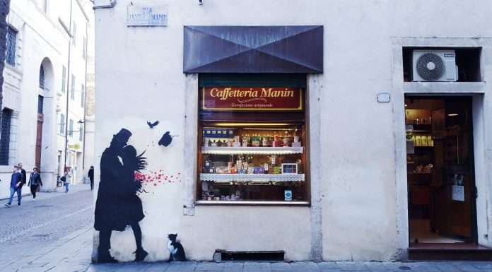 Chi ama non dorme: il nuovo murales di Kenny Random a Padova murales di Kenny Random a Padova