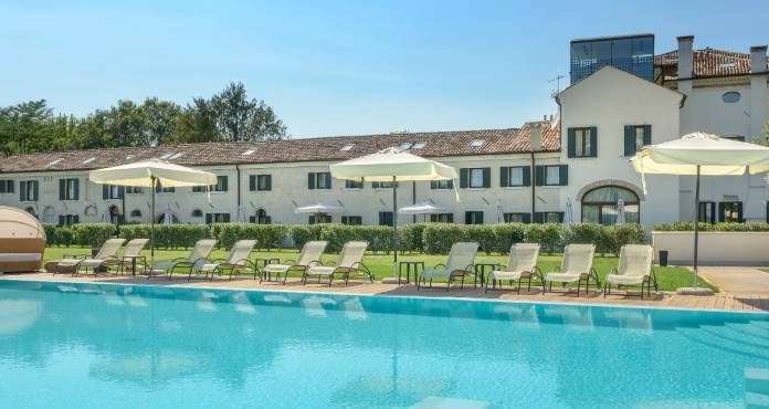 La piscina di Villa Barbarich: un’oasi di relax a due passi dalla città piscina di villa barbarich