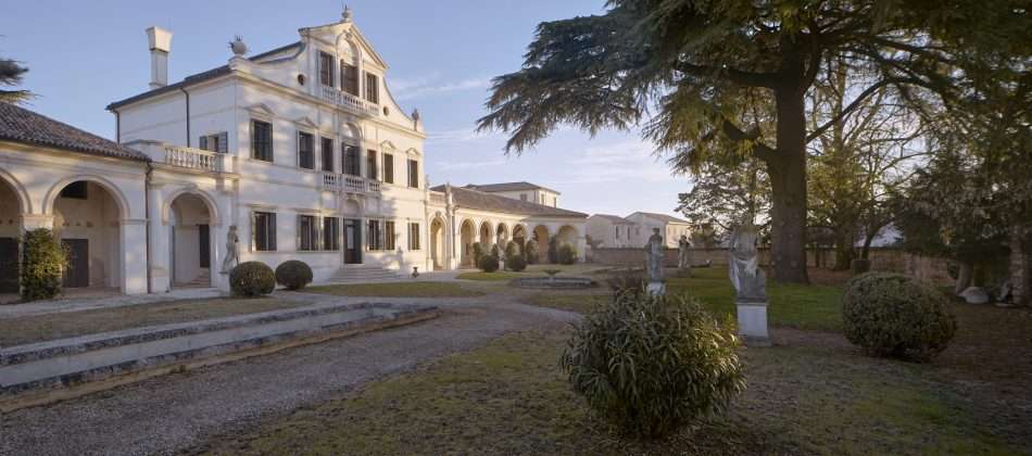 fai un giro in villa