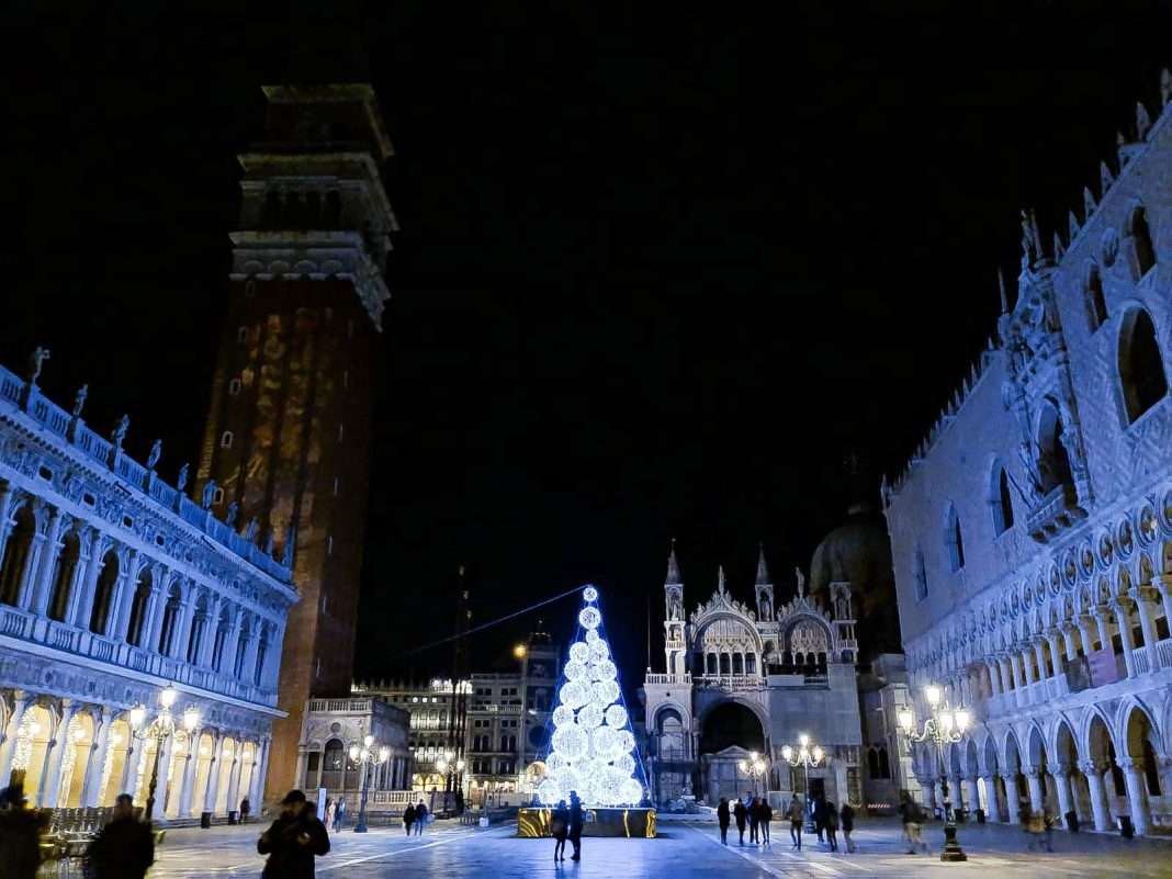 albero di natale piazza san marco albero di natale piazza san marco