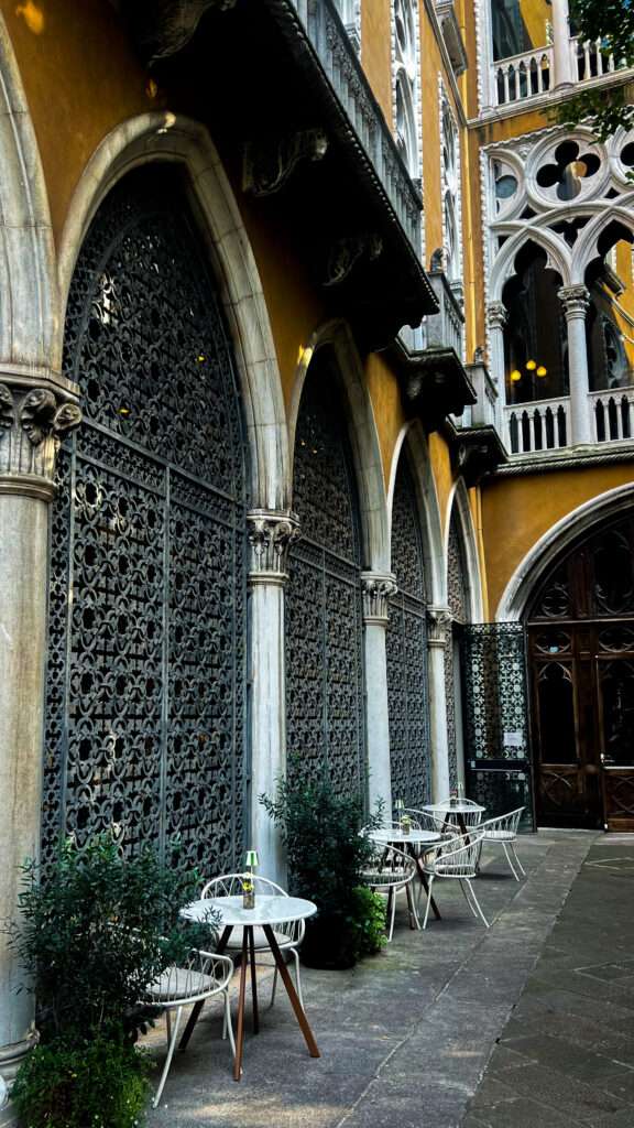 Tra le sale storiche di Palazzo Cavalli‑Franchetti, inaugurato nel 2024, si trova Moro Venice: un’esperienza che unisce gastronomia, cultura e design. Dal Moro Café, incastonata in un giardino segreto per colazioni rilassate, al Moro Restaurant, raffinato dining affacciato sul Canal Grande.